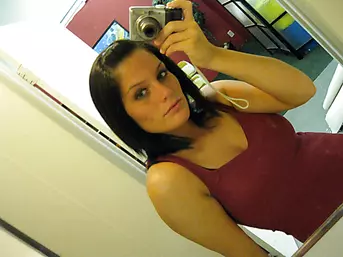 Flawless Teen Webcam Girl Spreads Her Pussy